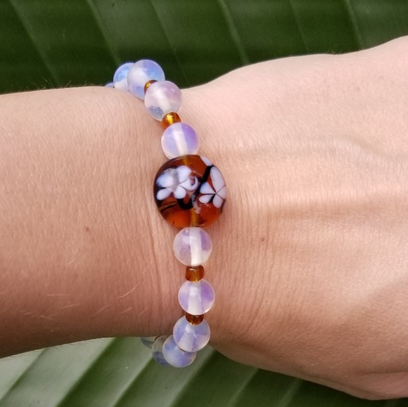 Beaded bracelet with flower crystal middle bead - Picture 1 of 3